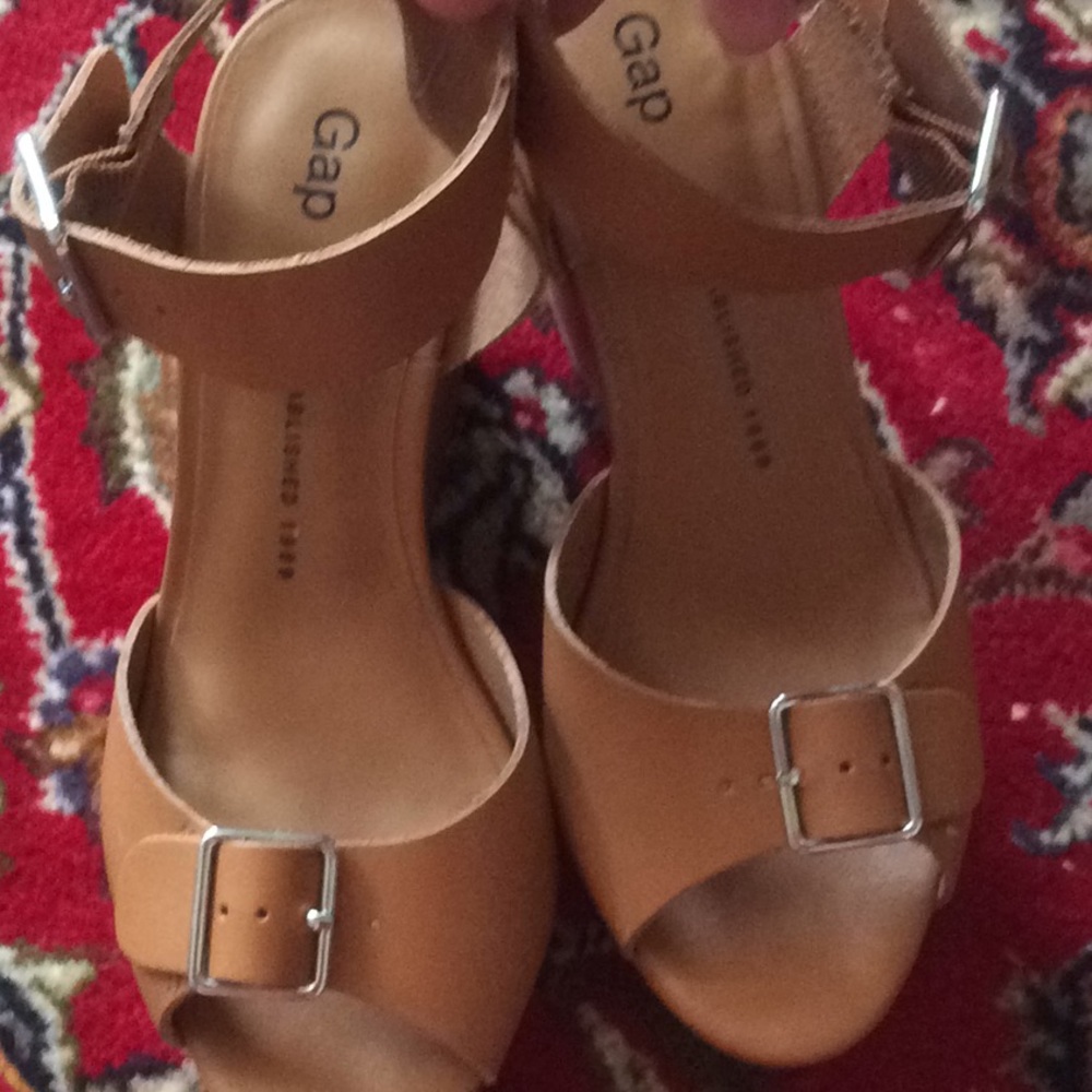 Beautiful Platform Sandal. Cognac colored, size 7